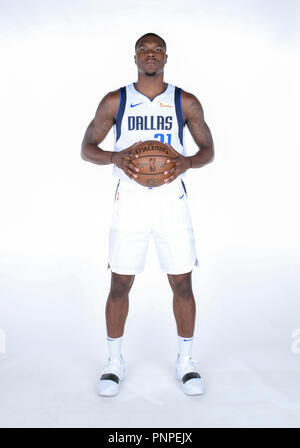 Texas, USA. 21 sept, 2018 : l'avant Dallas Mavericks Jalen Jones # 21 pose au cours de la Journée des médias des Dallas Mavericks a tenu à l'American Airlines Center de Dallas, TX : Cal Crédit Sport Media/Alamy Live News Banque D'Images