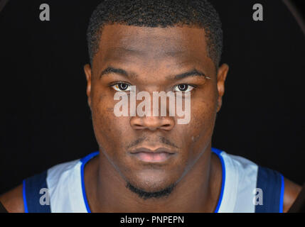 Texas, USA. 21 sept, 2018 : l'avant Dallas Mavericks Jalen Jones # 21 pose au cours de la Journée des médias des Dallas Mavericks a tenu à l'American Airlines Center de Dallas, TX : Cal Crédit Sport Media/Alamy Live News Banque D'Images