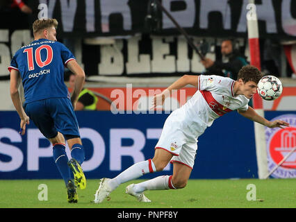Stuttgart, Allemagne. Sep 21, 2018. Stuttgart, Benjamin Pavard (R) fait concurrence au cours d'un match de Bundesliga allemande entre le VfB Stuttgart et Fortuna Düsseldorf, à Stuttgart, en Allemagne, le 21 septembre 2018. Le match s'est terminé 0-0. Crédit : Philippe Ruiz/Xinhua/Alamy Live News Banque D'Images