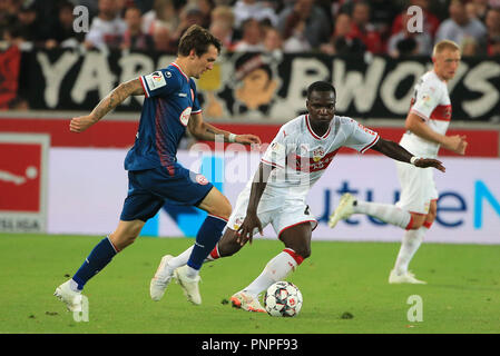 Stuttgart, Allemagne. Sep 21, 2018. Stuttgart, Chadrac Akolo (C) le dispute à Duesseldorf's Benito Raman (L) au cours d'un match de Bundesliga allemande entre le VfB Stuttgart et Fortuna Düsseldorf, à Stuttgart, en Allemagne, le 21 septembre 2018. Le match s'est terminé 0-0. Crédit : Philippe Ruiz/Xinhua/Alamy Live News Banque D'Images