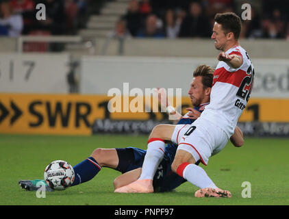 Stuttgart, Allemagne. Sep 21, 2018. Stuttgart, Christian Gentner (R) le dispute à Duesseldorf's Adam Bodzek lors d'un match de Bundesliga allemande entre le VfB Stuttgart et Fortuna Düsseldorf, à Stuttgart, en Allemagne, le 21 septembre 2018. Le match s'est terminé 0-0. Crédit : Philippe Ruiz/Xinhua/Alamy Live News Banque D'Images