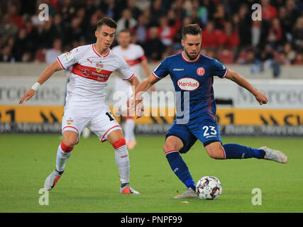 Stuttgart, Allemagne. Sep 21, 2018. La Düsseldorf Niko Giesselmann (R) le dispute à Stuttgart, Erik Thommy lors d'un match de Bundesliga allemande entre le VfB Stuttgart et Fortuna Düsseldorf, à Stuttgart, en Allemagne, le 21 septembre 2018. Le match s'est terminé 0-0. Crédit : Philippe Ruiz/Xinhua/Alamy Live News Banque D'Images