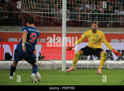 Stuttgart, Allemagne. Sep 21, 2018. Ron-Robert Zieler Gardien de Stuttgart (R) défend au cours d'un match de Bundesliga allemande entre le VfB Stuttgart et Fortuna Düsseldorf, à Stuttgart, en Allemagne, le 21 septembre 2018. Le match s'est terminé 0-0. Crédit : Philippe Ruiz/Xinhua/Alamy Live News Banque D'Images