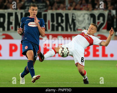 Stuttgart, Allemagne. Sep 21, 2018. Stuttgart, Santiago Ascacibar (R) le dispute à Duesseldorf's Marcel Sobottka lors d'un match de Bundesliga allemande entre le VfB Stuttgart et Fortuna Düsseldorf, à Stuttgart, en Allemagne, le 21 septembre 2018. Le match s'est terminé 0-0. Crédit : Philippe Ruiz/Xinhua/Alamy Live News Banque D'Images