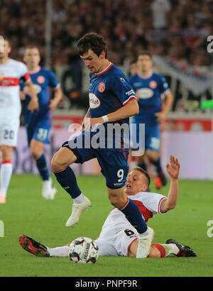 Stuttgart, Allemagne. Sep 21, 2018. La Düsseldorf Benito Raman (Haut) le dispute à la Stuttgart Santiago Ascacibar au cours d'un match de Bundesliga allemande entre le VfB Stuttgart et Fortuna Düsseldorf, à Stuttgart, en Allemagne, le 21 septembre 2018. Le match s'est terminé 0-0. Crédit : Philippe Ruiz/Xinhua/Alamy Live News Banque D'Images