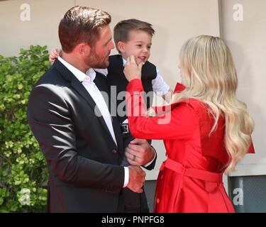 Los Angeles, CA, USA. Sep 20, 2018. Mike Fisher, Ésaïe Fisher, Carrie Underwood à la cérémonie d'intronisation pour l'étoile sur le Hollywood Walk of Fame pour Carrie Underwood, N. Vine Street en face de Capitol Records, Los Angeles, CA Septembre 20, 2018. Credit : Priscilla Grant/Everett Collection/Alamy Live News Banque D'Images