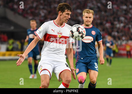 Stuttgart, Allemagne. Sep 21, 2018. Benjamin Pavard (VFB Stuttgart), action, les duels contre Jean ZIMMER (Fortuna) Duessledorf. Soccer 1. 4.Bundesliga, journée, journée04, le VFB Stuttgart (S) -Fortuna Dusseldorf (D) 0-0, 21/09/2018 à Stuttgart/Allemagne. MERCEDES BENZ ARENA. DFL RÈGLEMENT INTERDIT TOUTE UTILISATION DE PHOTOGRAPHIE COMME DES SÉQUENCES D'IMAGES ET/OU QUASI VIDÉO. Utilisation dans le monde entier | Credit : dpa/Alamy Live News Crédit : afp photo alliance/Alamy Live News Banque D'Images