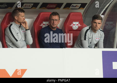 Leipzig, Allemagne. Sep 21, 2018. Ralf RANGNICK (mi., entraîneur, directeur sportif, L) est assis sur le coachbank frustré, frustré, frustré, déçu, déçu, déçu, déçu, triste, la moitié de la figure, la moitié de la figure, assis, Soccer Ligue Europa, groupe étape, groupe B, 1. Journée, RB Leipzig (L) - FC Salzbourg (Salzburg) 2 : 3, sur 20.09.2018 à Leipzig/Allemagne. Utilisation dans le monde entier | Credit : dpa/Alamy Live News Banque D'Images