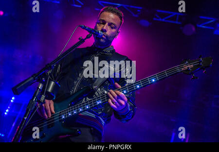 Hambourg, Allemagne. 21 sept 2018. Christopher Wolstenholme, bassiste du groupe britannique Muse, sera sur la scène du Festival Reeperbahn pendant la Warner Music la nuit. Le Reeperbahn Festival a lieu du 19 au 22 septembre dans la ville hanséatique. Photo : Axel Heimken/dpa dpa : Crédit photo alliance/Alamy Live News Banque D'Images