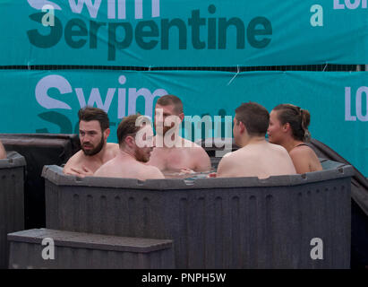 Londres, Royaume-Uni. 22 Sept 2018.Maintenant à sa 3ème année a lieu Serpentine nager à Hyde Park, Londres. Les nageurs aimé utiliser un bain à remous pour réchauffer après leur baignade. Credit : Keith Larby/Alamy Live News Banque D'Images