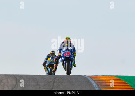 MAVERICK VIÑALES (25) de l'Espagne et Movistar Yamaha Moto GP et THOMAS LUTHI (12) de la Suisse et de l'EG 0,0 Marc VDS durant la MOTO GP libres 3 du Grand Prix à Motorland Aragon racetrack à Alcañiz, Espagne le 22 septembre 2018 (Photo : Alvaro Sanchez) Banque D'Images