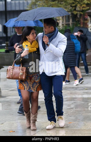 Londres, Royaume-Uni. 22 sept 2018. Les touristes comme des parasols abris sous pluies dans la capitale. Selon le Met Office, Bronagh tempête est prévue pour le Royaume-Uni au cours de la fin de semaine. Credit : Dinendra Haria/Alamy Live News Banque D'Images