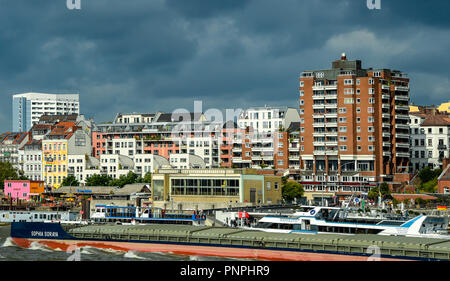 Hambourg, Allemagne. 22 sept 2018. Le soleil brille sur les maisons sur Hambourg, Hafenstraße tandis que des nuages sombres sont de brillants sur le centre-ville derrière elle. Photo : Axel Heimken/dpa dpa : Crédit photo alliance/Alamy Live News Banque D'Images