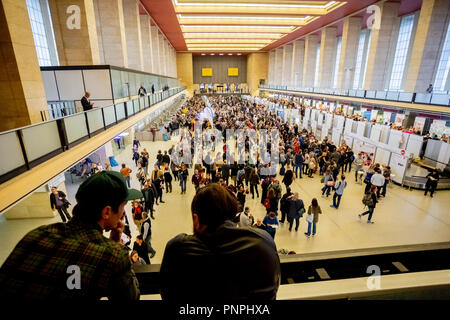 Berlin, Allemagne. 22 sept 2018. Les visiteurs de jour de Berlin, la foire d'information pour les enseignants et spécialistes de l'éducation sociale à l'ancien aéroport de Tempelhof. Photo : Christoph Soeder/dpa dpa : Crédit photo alliance/Alamy Live News Banque D'Images