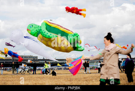 Berlin, Allemagne. 22 sept 2018. Kites prenez l'air au festival de cerfs-volants géants de la société du logement de la Stadt und Land sur le Tempelhofer Feld. Hang-Gliders de toute l'Europe montrent leur jusqu'à 20 mètres de haut et environ 50 mètres de long des cerfs-volants. Photo : Christoph Soeder/dpa dpa : Crédit photo alliance/Alamy Live News Banque D'Images