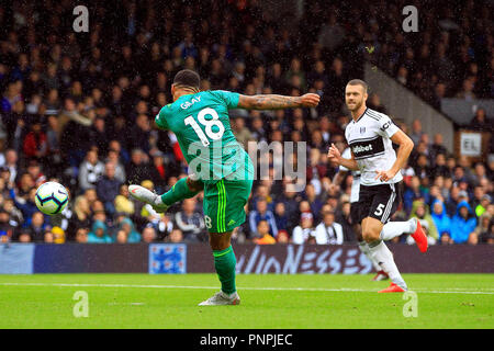 Londres, Royaume-Uni. 22 septembre 2018. Andre Gray de Watford (L) prend un tir au but. Premier League, Fulham v Watford à Craven Cottage, à Londres, le samedi 22 septembre 2018. Cette image ne peut être utilisé qu'à des fins rédactionnelles. Usage éditorial uniquement, licence requise pour un usage commercial. Aucune utilisation de pari, de jeux ou d'un seul club/ligue/dvd publications. pic par Steffan Bowen/Andrew Orchard la photographie de sport/Alamy live news Banque D'Images