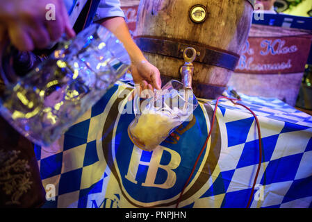 Berlin, Allemagne. 22 sept 2018. Après l'ouverture et de Keg tapping à l'Oktoberfest, un employé sert bière gratuite à la Hofbräu Wirtshaus à Berlin. Photo : Gregor Fischer/dpa dpa : Crédit photo alliance/Alamy Live News Banque D'Images