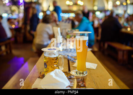 Berlin, Allemagne. 22 sept 2018. Une mass et un stand de bières de blé sur une table à la fête dans la Hofbräu Wirtshaus à Berlin. Photo : Gregor Fischer/dpa dpa : Crédit photo alliance/Alamy Live News Banque D'Images