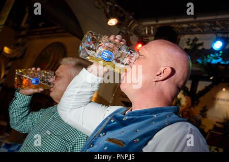 Berlin, Allemagne. 22 sept 2018. Après l'ouverture de l'Oktoberfest, vous pourrez boire une bière gratuite à la Hofbräu Wirtshaus à Berlin. Photo : Gregor Fischer/dpa dpa : Crédit photo alliance/Alamy Live News Banque D'Images