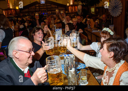 Berlin, Allemagne. 22 sept 2018. Après l'ouverture et à l'Oktoberfest à la Hofbräu Wirtshaus à Berlin, vous pourrez trinquer avec leur mesure. Photo : Gregor Fischer/dpa dpa : Crédit photo alliance/Alamy Live News Banque D'Images