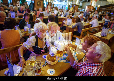 Berlin, Allemagne. 22 sept 2018. Après l'ouverture et à l'Oktoberfest à la Hofbräu Wirtshaus à Berlin, vous pourrez trinquer avec leur mesure. Photo : Gregor Fischer/dpa dpa : Crédit photo alliance/Alamy Live News Banque D'Images