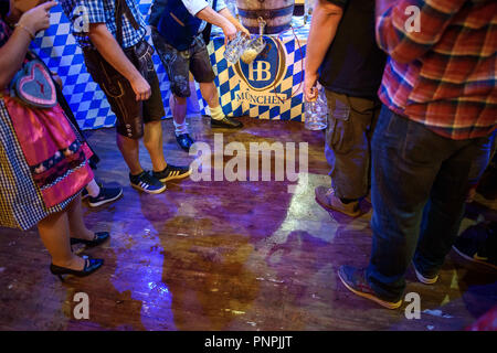 Berlin, Allemagne. 22 sept 2018. Après l'ouverture et le fût au niveau de l'Oktoberfest, les clients font la queue pour une bière gratuite à la Hofbräu Wirtshaus à Berlin. Photo : Gregor Fischer/dpa dpa : Crédit photo alliance/Alamy Live News Banque D'Images