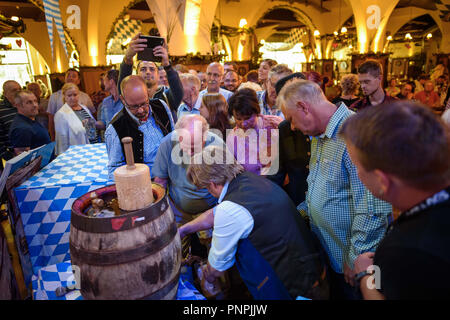 Berlin, Allemagne. 22 sept 2018. Après l'ouverture et le fût au niveau de l'Oktoberfest, les clients font la queue pour une bière gratuite à la Hofbräu Wirtshaus à Berlin. Photo : Gregor Fischer/dpa dpa : Crédit photo alliance/Alamy Live News Banque D'Images