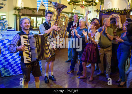 Berlin, Allemagne. 22 sept 2018. Vous pourrez applaudir une bande traditionnelle bavaroise au cours de l'ouverture de l'Oktoberfest à la Hofbräu Wirtshaus Berlin. Photo : Gregor Fischer/dpa dpa : Crédit photo alliance/Alamy Live News Banque D'Images