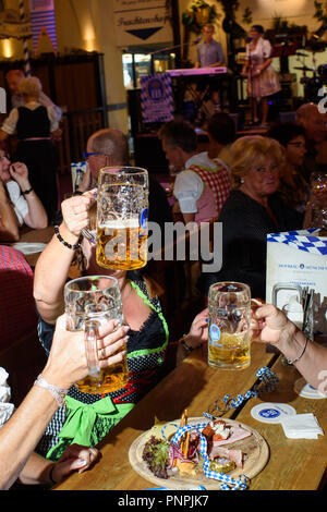 Berlin, Allemagne. 22 sept 2018. Après l'ouverture et à l'Oktoberfest à la Hofbräu Wirtshaus à Berlin, vous pourrez trinquer avec leur mesure. Photo : Gregor Fischer/dpa dpa : Crédit photo alliance/Alamy Live News Banque D'Images