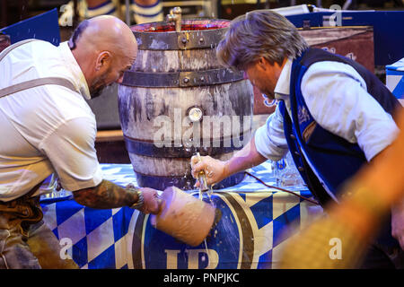 Berlin, Allemagne. 22 sept 2018. Daniel Krause (l-r) et Christian Gohl, Gérant Hofbräu Wirtshaus Berlin, percer le premier baril, à l'Oktoberfest à Hofbräu Wirtshaus à Berlin. Photo : Gregor Fischer/dpa dpa : Crédit photo alliance/Alamy Live News Banque D'Images