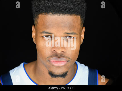 21 sept, 2018 : Dallas Mavericks (Garde côtière canadienne Dennis Smith Jr. # 1 pose au cours de la Journée des médias des Dallas Mavericks a tenu à l'American Airlines Center à Dallas, TX Banque D'Images