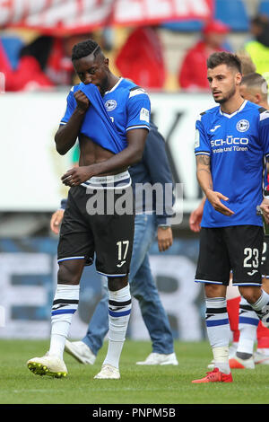 22 septembre 2018, en Rhénanie du Nord-Westphalie, Bielefeld : Soccer : 2ème Bundesliga, Arminia Bielefeld vs 1er FC Union Berlin, 6e journée dans l'Arène Schueco. Bielefeld's Prince Osei Owusu (L) et Jonathan Clauss sur le terrain à la fin de la partie. Photo : Friso Gentsch/DPA - AVIS IMPORTANT : LDF un règlement DFB d interdire toute utilisation des photographies comme des séquences d'images et/ou quasi-vidéo. Banque D'Images