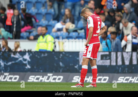 22 septembre 2018, en Rhénanie du Nord-Westphalie, Bielefeld : Soccer : 2ème Bundesliga, Arminia Bielefeld vs 1er FC Union Berlin, 6e journée dans l'Arène Schueco. Marvin Berlin Friedrich vous permet d'accrocher la tête après la fin du jeu. Photo : Friso Gentsch/DPA - AVIS IMPORTANT : LDF un règlement DFB d interdire toute utilisation des photographies comme des séquences d'images et/ou quasi-vidéo. Banque D'Images