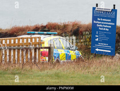 Baie de Fistral, UK. 22 septembre 2018. Un cadavre a été retrouvé au pied de falaises abruptes au Lewinnick cove beauty spot Newquay cet après-midi.une réponse de l'agence y compris hélicoptère des garde-côtes garde-côtes de Newquay et bénévoles ont pris part à l'opération difficile. Une équipe de sauveteur plage de fistral y compris un scooter s'est avéré être le seul moyen d'accéder à l'organisme qui a été transporté à Newquay harbor par les canotiers sur le bateau de pêche côtière, Gladys Mildred Crédit : Robert Taylor/Alamy Live News Banque D'Images