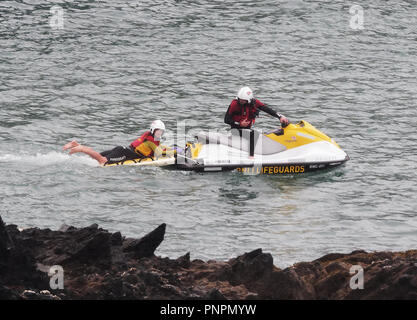 Baie de Fistral, UK. 22 septembre 2018. Un cadavre a été retrouvé au pied de falaises abruptes au Lewinnick cove beauty spot Newquay cet après-midi.une réponse de l'agence y compris hélicoptère des garde-côtes garde-côtes de Newquay et bénévoles ont pris part à l'opération difficile. Une équipe de sauveteur plage de fistral y compris un scooter s'est avéré être le seul moyen d'accéder à l'organisme qui a été transporté à Newquay harbor par les canotiers sur le bateau de pêche côtière, Gladys Mildred Crédit : Robert Taylor/Alamy Live News Banque D'Images