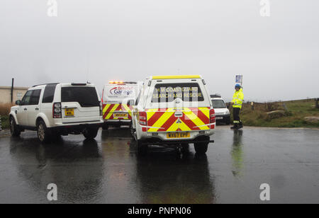 Baie de Fistral, UK. 22 septembre 2018. Un cadavre a été retrouvé au pied de falaises abruptes au Lewinnick cove beauty spot Newquay cet après-midi.une réponse de l'agence y compris hélicoptère des garde-côtes garde-côtes de Newquay et bénévoles ont pris part à l'opération difficile. Une équipe de sauveteur plage de fistral y compris un scooter s'est avéré être le seul moyen d'accéder à l'organisme qui a été transporté à Newquay harbor par les canotiers sur le bateau de pêche côtière, Gladys Mildred Crédit : Robert Taylor/Alamy Live News Banque D'Images