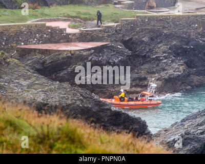 Baie de Fistral, UK. 22 septembre 2018. Un cadavre a été retrouvé au pied de falaises abruptes au Lewinnick cove beauty spot Newquay cet après-midi.une réponse de l'agence y compris hélicoptère des garde-côtes garde-côtes de Newquay et bénévoles ont pris part à l'opération difficile. Une équipe de sauveteur plage de fistral y compris un scooter s'est avéré être le seul moyen d'accéder à l'organisme qui a été transporté à Newquay harbor par les canotiers sur le bateau de pêche côtière, Gladys Mildred Crédit : Robert Taylor/Alamy Live News Banque D'Images