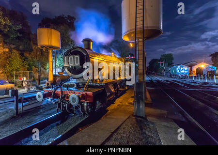 Un mélange de Moonlight, projecteur LED et l'éclairage halogène produit une image vivante et surréaliste de la locomotive à vapeur de 2857 au repos à Bewdley. 2857 la plus ancienne classe GWR 2800 Poids Lourds loco reçoit une attention spéciale au cours de sa première de deux soirées de par la nuit d'exécution sur la Severn Valley Railway preservation ligne. La seule ligne de préservation du Royaume-Uni non fonction d'arrêter l'exécution de locomotives à vapeur pour trois jours et deux nuits dans le cadre de son gala annuel de l'automne offre aux passagers et visiteurs une chance de vivre une époque révolue de la vapeur après la tombée de la nuit. Banque D'Images