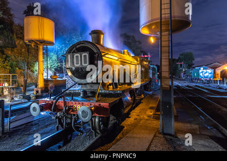 Un mélange de Moonlight, projecteur LED et l'éclairage halogène produit une image vivante et surréaliste de la locomotive à vapeur de 2857 au repos à Bewdley. 2857 la plus ancienne classe GWR 2800 Poids Lourds loco reçoit une attention spéciale au cours de sa première de deux soirées de par la nuit d'exécution sur la Severn Valley Railway preservation ligne. La seule ligne de préservation du Royaume-Uni non fonction d'arrêter l'exécution de locomotives à vapeur pour trois jours et deux nuits dans le cadre de son gala annuel de l'automne offre aux passagers et visiteurs une chance de vivre une époque révolue de la vapeur après la tombée de la nuit. Banque D'Images