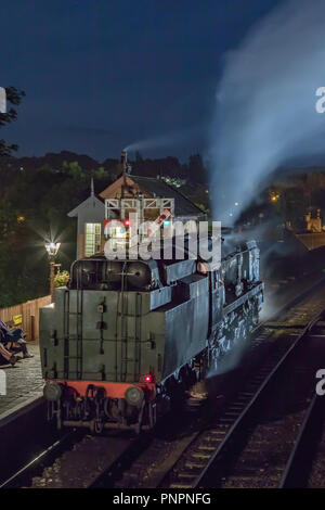 Un mélange de Moonlight et projecteur LED produit une image et de l'atmosphère surréaliste de locomotive vapeur 34027, Taw Valley capturé en attendant le signal de passer par un moteur de Bewdley. L'écart des voitures cette catégorie de personnes de pays de l'Ouest 'Pacific' est en attente d'entrer dans des voies de garage à la fin de nuit s'exécutant sur la Severn Valley Railway preservation ligne. La seule ligne de préservation du Royaume-Uni non fonction d'arrêter l'exécution de locomotives à vapeur pour trois jours et deux nuits dans le cadre de son gala annuel de l'automne offre aux passagers et visiteurs une chance de vivre une époque révolue de la vapeur après la tombée de la nuit. Banque D'Images