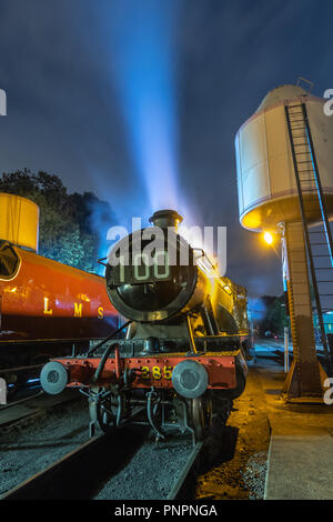 Un mélange de Moonlight, projecteur LED et l'éclairage halogène produit une image vivante et surréaliste de la locomotive à vapeur de 2857 au repos à Bewdley. 2857 la plus ancienne classe GWR 2800 Poids Lourds loco reçoit une attention spéciale au cours de sa première de deux soirées de par la nuit d'exécution sur la Severn Valley Railway preservation ligne. La seule ligne de préservation du Royaume-Uni non fonction d'arrêter l'exécution de locomotives à vapeur pour trois jours et deux nuits dans le cadre de son gala annuel de l'automne offre aux passagers et visiteurs une chance de vivre une époque révolue de la vapeur après la tombée de la nuit. Banque D'Images