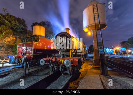 Un mélange de Moonlight, projecteur LED et l'éclairage halogène produit une image vivante et surréaliste de la locomotive à vapeur de 2857 au repos à Bewdley. 2857 la plus ancienne classe GWR 2800 Poids Lourds loco reçoit une attention spéciale au cours de sa première de deux soirées de par la nuit d'exécution sur la Severn Valley Railway preservation ligne. La seule ligne de préservation du Royaume-Uni non fonction d'arrêter l'exécution de locomotives à vapeur pour trois jours et deux nuits dans le cadre de son gala annuel de l'automne offre aux passagers et visiteurs une chance de vivre une époque révolue de la vapeur après la tombée de la nuit. Paul crédit Bunch / Alamy Banque D'Images