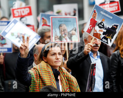 Düsseldorf, Allemagne. 22 septembre 2018, Berlin, Düsseldorf : Kurdes démontrant avec les caricatures contre la visite prévue du Président turc Erdogan. Des manifestations contre Erdogan visite prévue à l'Allemagne ont lieu dans plusieurs villes de Rhénanie du Nord. Photo : Roland Weihrauch/dpa dpa : Crédit photo alliance/Alamy Live News Banque D'Images