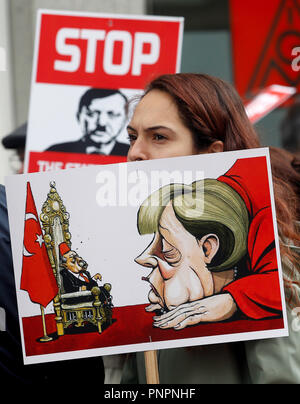 Düsseldorf, Allemagne. 22 septembre 2018, Berlin, Düsseldorf : Kurdes démontrant avec les caricatures contre la visite prévue du Président turc Erdogan. Des manifestations contre Erdogan visite prévue à l'Allemagne ont lieu dans plusieurs villes de Rhénanie du Nord. Photo : Roland Weihrauch/dpa dpa : Crédit photo alliance/Alamy Live News Banque D'Images