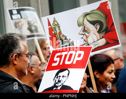 Düsseldorf, Allemagne. 22 septembre 2018, Berlin, Düsseldorf : Kurdes démontrant avec les caricatures contre la visite prévue du Président turc Erdogan. Des manifestations contre Erdogan visite prévue à l'Allemagne ont lieu dans plusieurs villes de Rhénanie du Nord. Photo : Roland Weihrauch/dpa dpa : Crédit photo alliance/Alamy Live News Banque D'Images