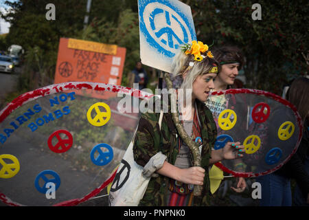 Faslane, en Écosse, le 22 septembre 2018. 'L'EAN (pas) n'importe où Nukes anti-armes nucléaires' démonstration au camp de la paix et la marche à pied de Faslane pour un rassemblement à l'extérieur de la base navale de Clyde, HM accueil à l'essentiel du service de sous-marins britanniques, pour protester contre des missiles nucléaires Trident. Le rassemblement a été suivi par des manifestants de la paix à travers le Royaume-Uni qui est venu "pour mettre en évidence la force de l'appui de nombreux États membres de l'ONU pour l'Ecosse, un pays qui accueille l'arme nucléaire contre son gré". Crédit Photo Jeremy Sutton-Hibbert/ Alamy News. Banque D'Images