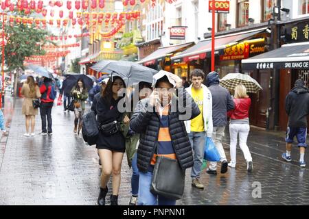 London,uk.22 sep 2018.uk weather. Les gens s'abritent que la pluie tombe dans le centre de Londres aujourd'hui. Credit:Ed Brown/Alamy live news Banque D'Images