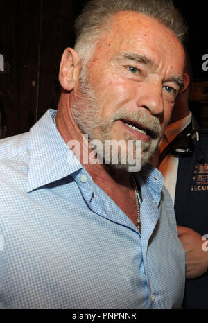 Munich, Bavière. 22 Sep, 2018. Ancien acteur et homme politique Arnold Schwarzenegger laissant le Marstall chapiteau au début de l'Oktoberfest. Le plus grand salon mondial des dure du 22 septembre au 07 octobre 2018. Credit : Ursula Düren/dpa/Alamy Live News Banque D'Images