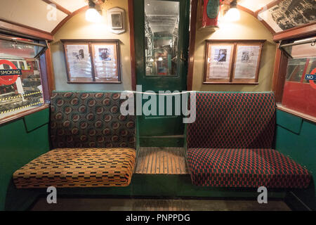 L'intérieur d'un vieux tube transport à la London Transport Museum Depot, qui ouvre ses portes au public deux fois par année. Date de la photo : Samedi, 22 Septembre, 2018. Photo : Roger Garfield/Alamy Live News Banque D'Images