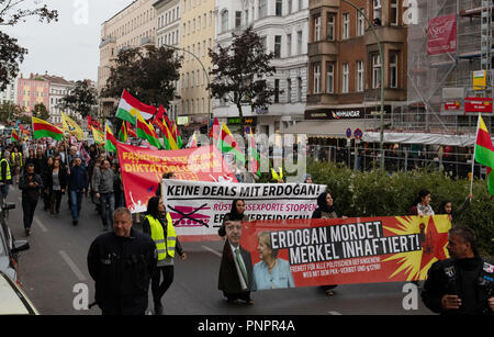 22 septembre 2018, Berlin : Les participants à une manifestation contre le président turc Erdogan visite en Allemagne marche dans Kreuzberg. Photo : Anne Pollmann/dpa Banque D'Images